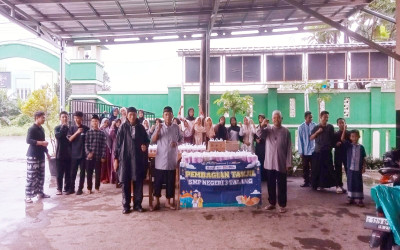 Semangat Berbagi di Bulan Ramadan, SMP Negeri 3 Talang Bagikan Takjil kepada Masyarakat